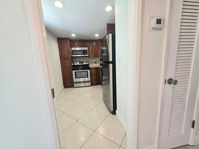 Building Photo - 3100 NE 48th Ct