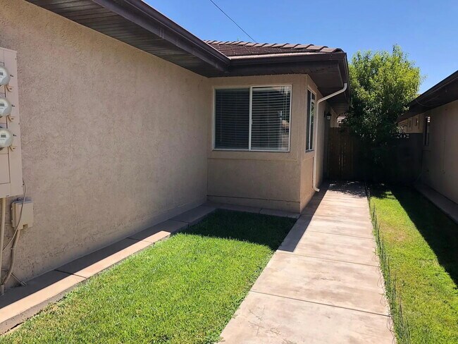 Building Photo - "Charming 2-Bed, 2-Bath Townhouse Retreat in the Heart of Saint George – 1155 Sq Ft of Comfort & ...