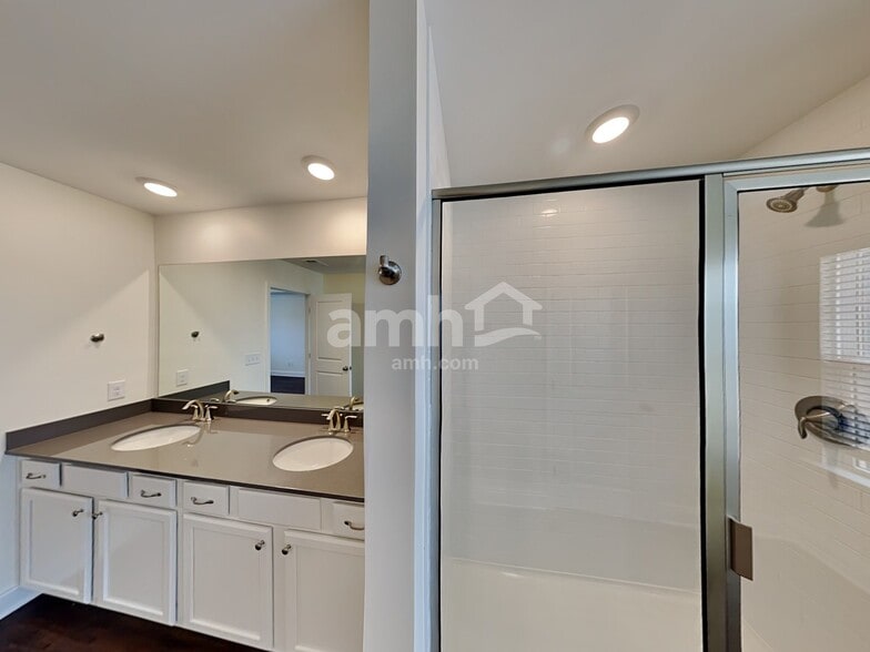 Building Photo - 2004 Williamshire Ln