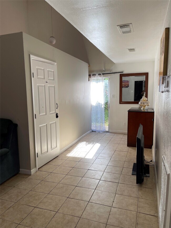 Building Photo - 13307 Robinglen Dr
