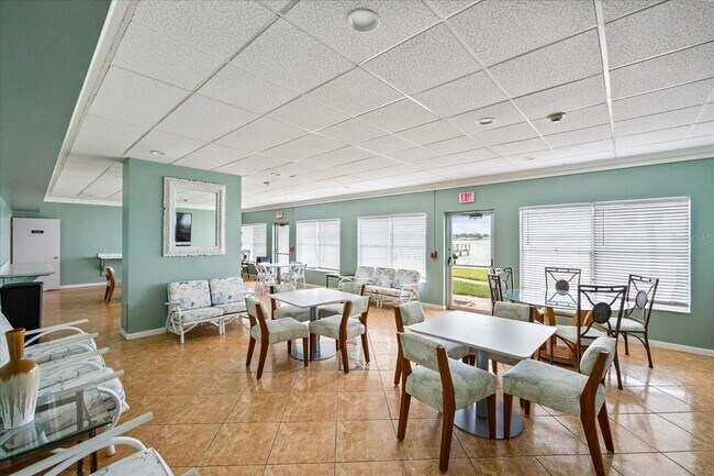 Building Photo - 7200 Sunshine Skyway Ln S