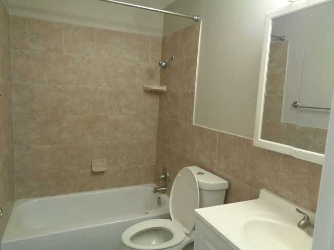 Building Photo - 16W585 Mockingbird Ln