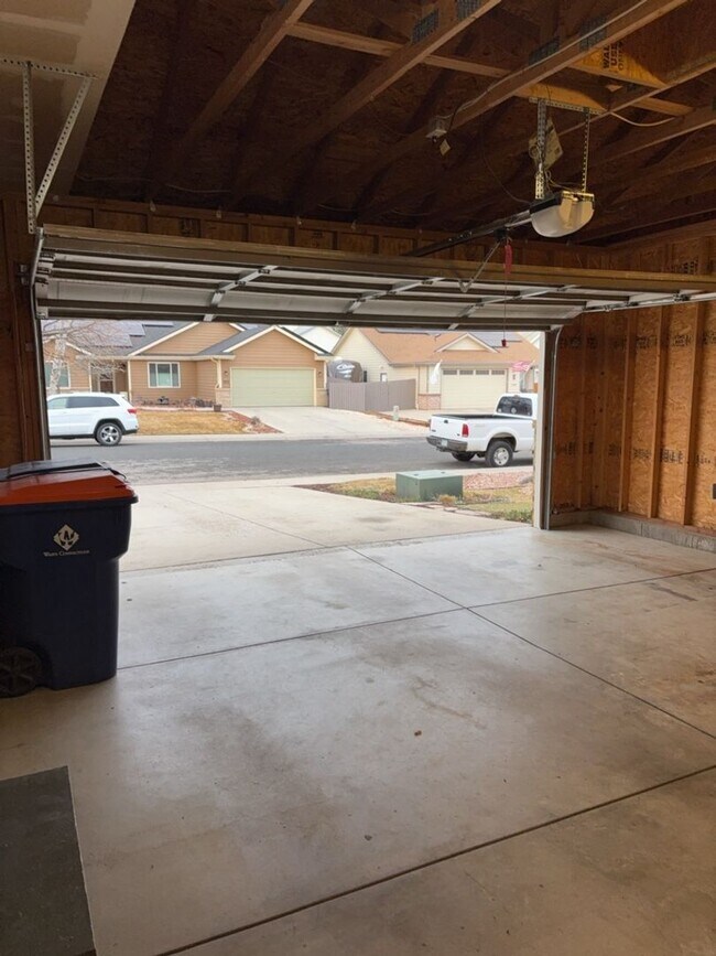Building Photo - 3bd/3ba Johnstown Home with 2-Car Garage &...