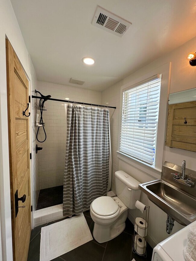 Building Photo - Charming Updated Three Bedroom Home Downtown