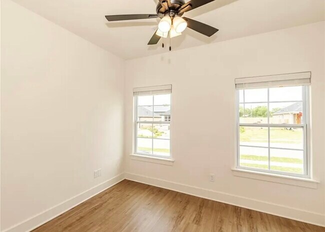 Building Photo - 841 Round Top St