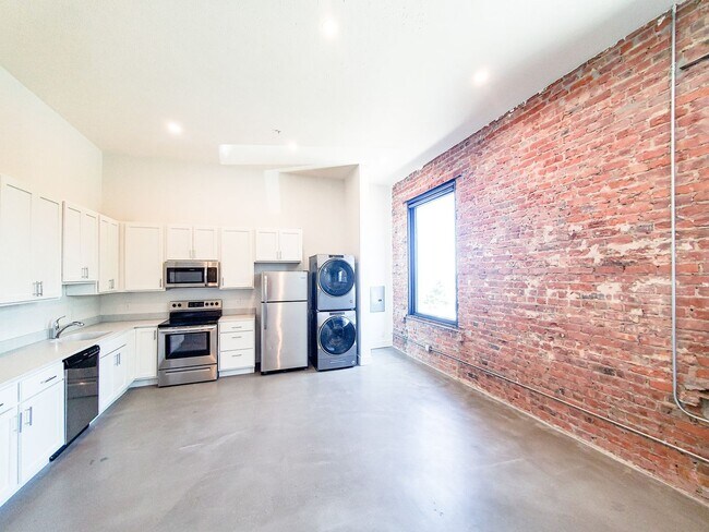 Building Photo - Spacious 1-Bedroom Floorplan in Little Italy