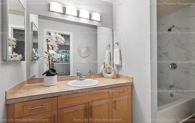 Building Photo - Spacious Cambria Hills Condo – Vaulted Cei...