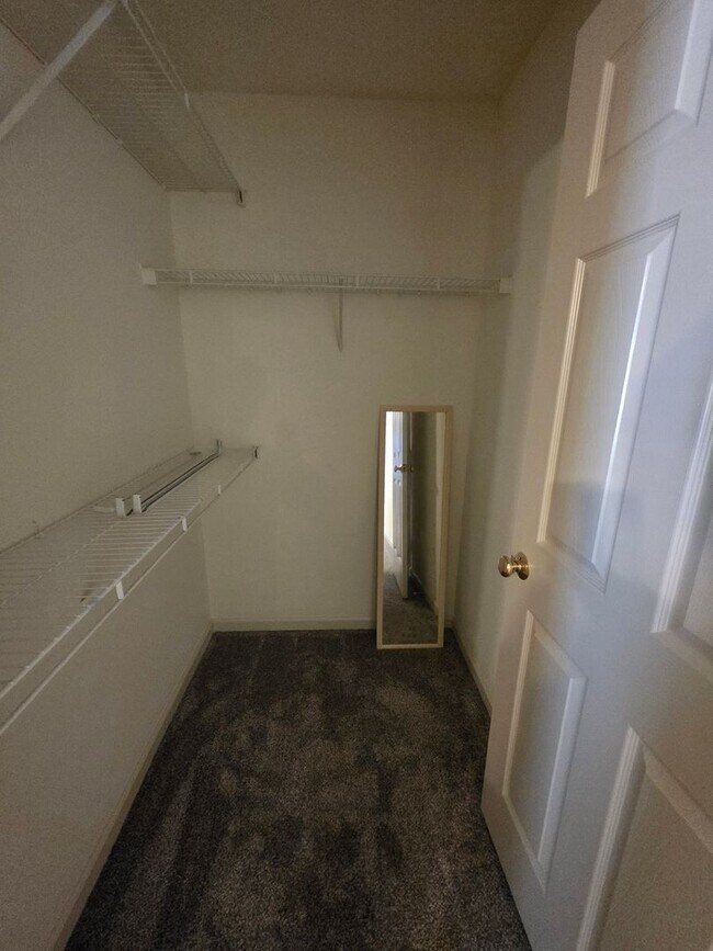 Building Photo - 3 BR Townhome in north High Point!