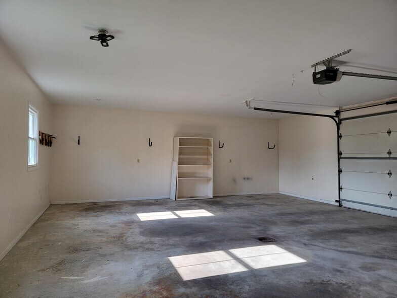 Building Photo - 819 Fruitville Pike