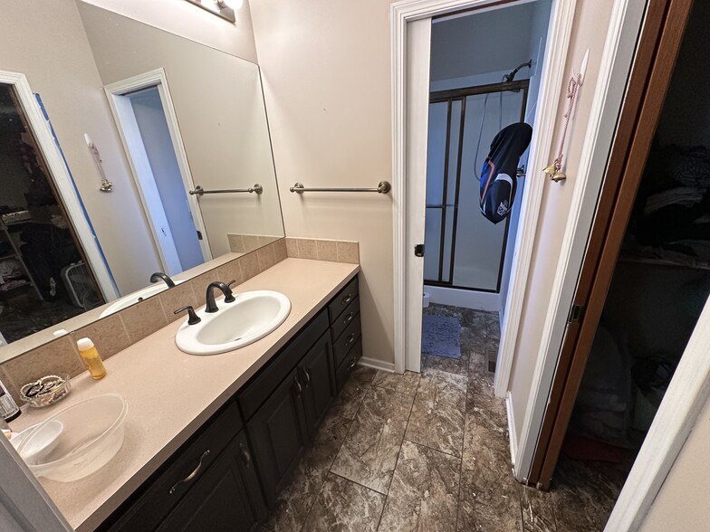 master bedroom attached bathroom - 5800 S 77th St