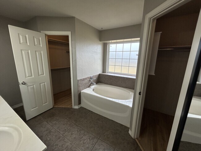Building Photo - 2237 Scissortail Landing Dr