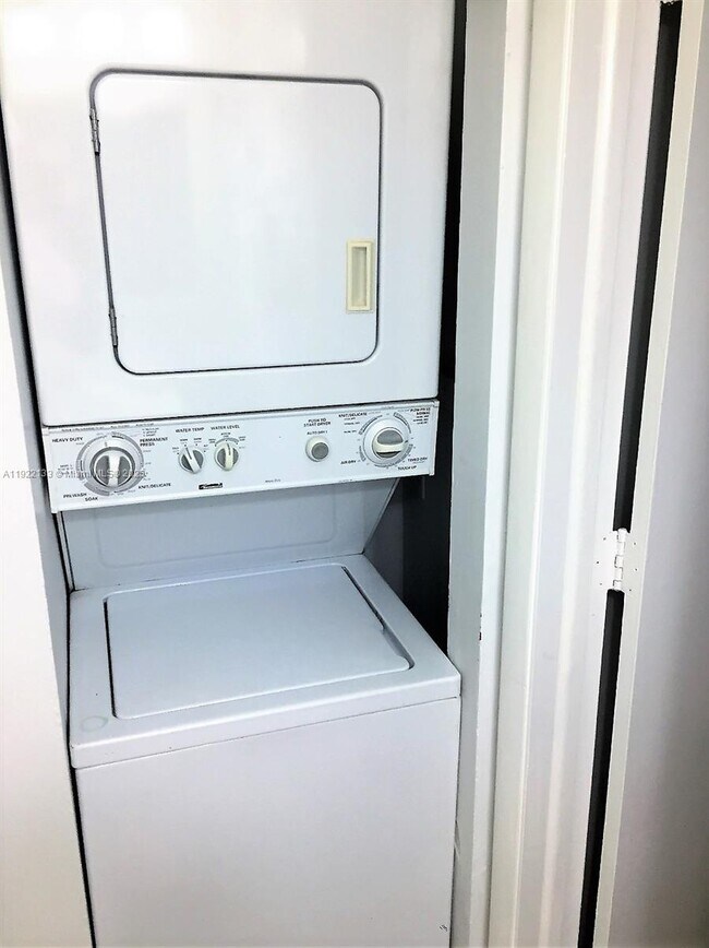 Building Photo - 6061 Shaker Wood Cir