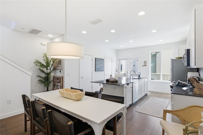 Building Photo - 814 N Bluff Dr