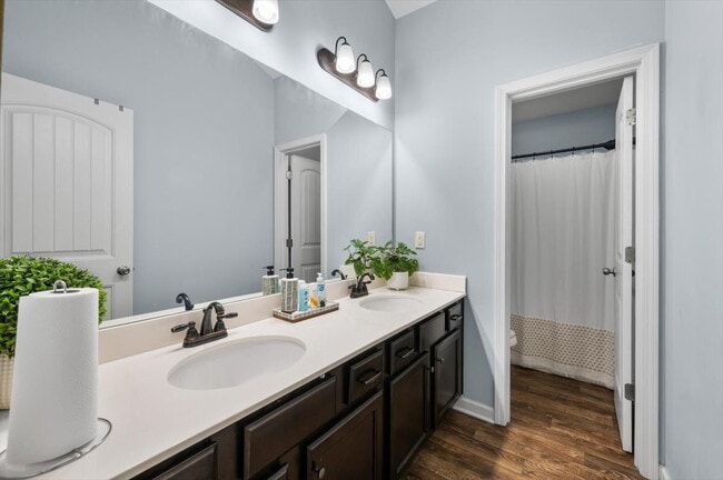 Building Photo - Furnished or Unfurnished spacious two story traditional conveniently located and ready now!