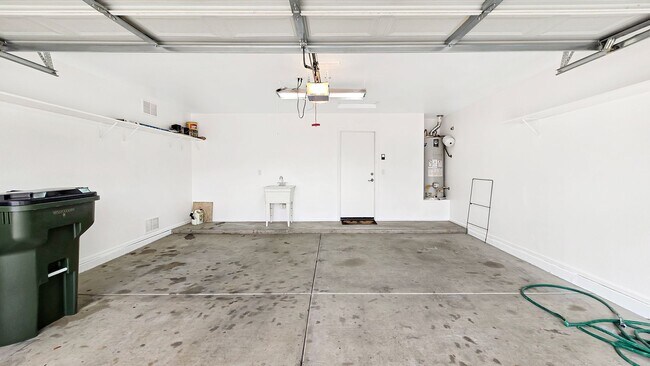 Building Photo - Close to I-10 and shopping in Goodyear!