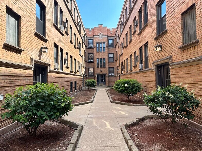 Building Photo - 816 W Cornelia Ave