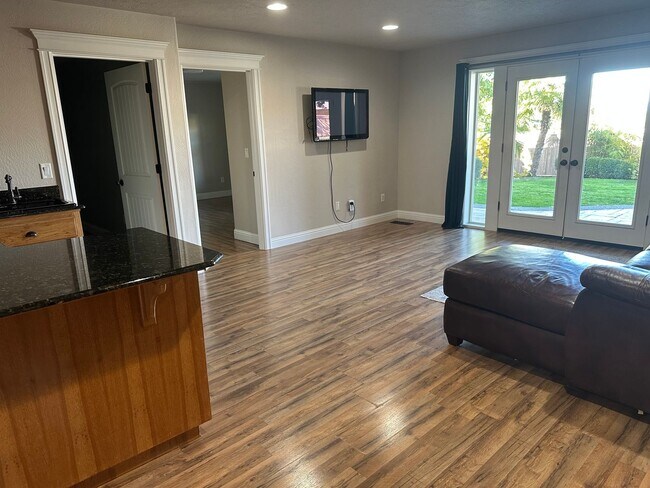 Building Photo - Amazing Price! Amazing Location!