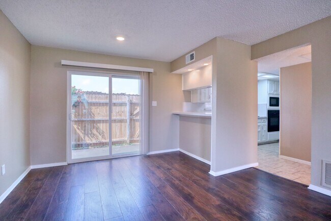 Building Photo - 413 Lakeway Dr