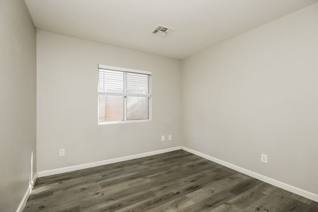 Building Photo - 12613 W Bloomfield Rd