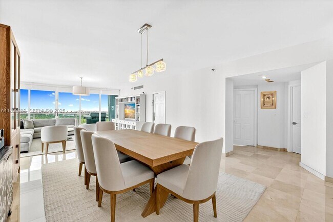 Building Photo - 2127 Brickell Ave