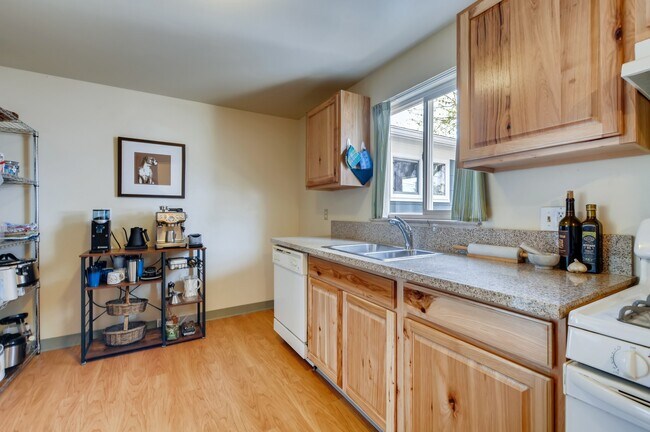 Building Photo - 216 S Irving St