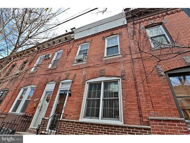 Primary Photo - 2415 S Lambert St