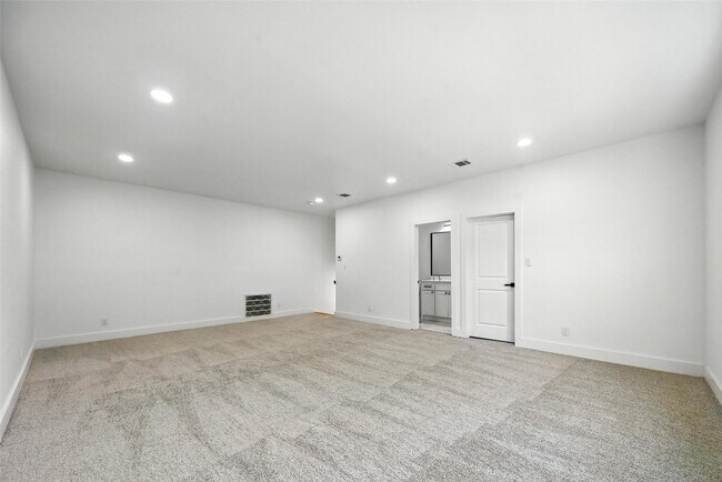 Building Photo - 508 W White Ave