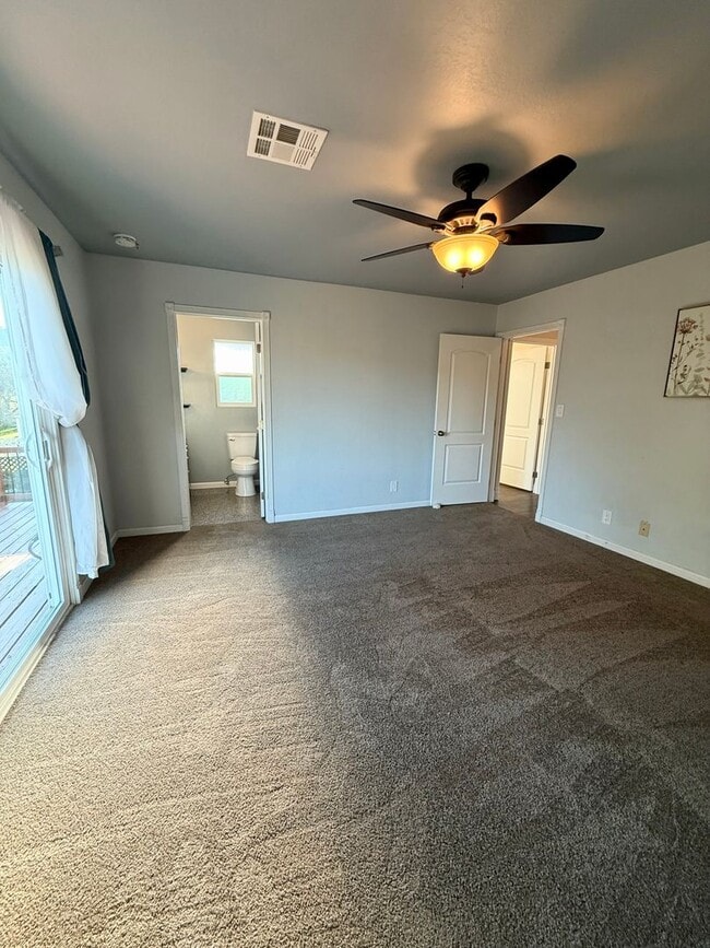 Building Photo - Beautiful 3 Bedroom 2 Bath Single Family Home AVAILABLE NOW!!