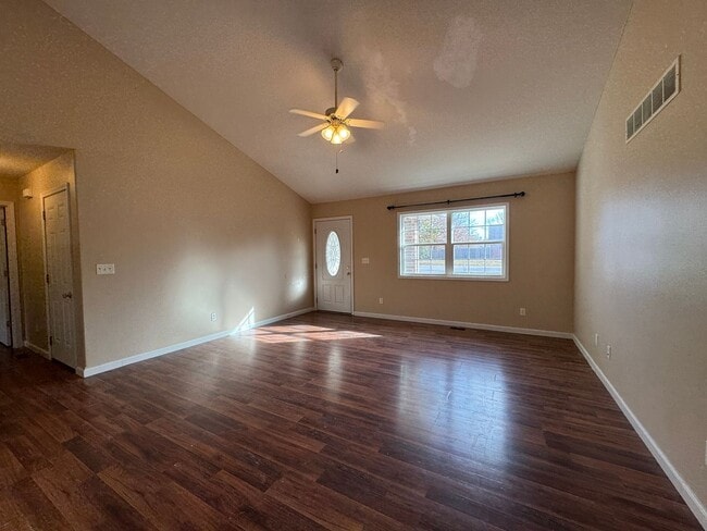 Building Photo - Freshly Painted Beautiful 3 Bedroom, 2 Bat...