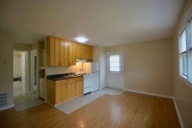 Building Photo - Great - 1 BEDROOM - Bright Open Floor Plan !!