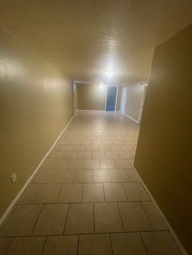 Building Photo - Newly Renovated - Spacious 5bed/2bath!