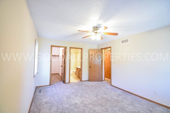 Building Photo - Charming 3 Bedroom in West Des Moines Home for Rent