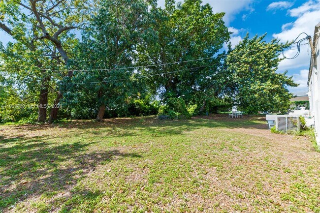 Building Photo - 1238 NE 112th St