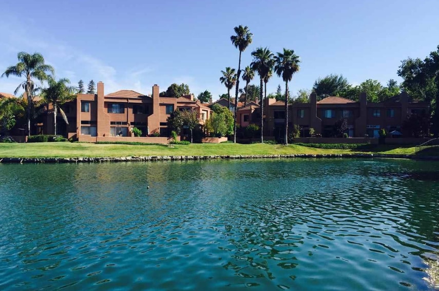 Building Photo - 4009 W Lakeshore Dr