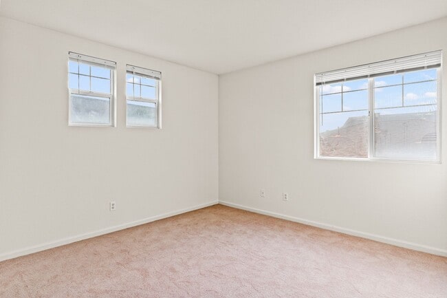 Building Photo - Modern 4 Bed Home with Office, AC, Garage,...