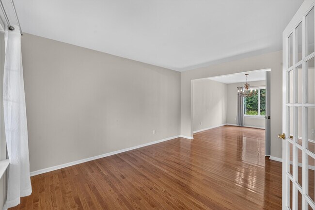 Building Photo - 392 Sedgewood Ln