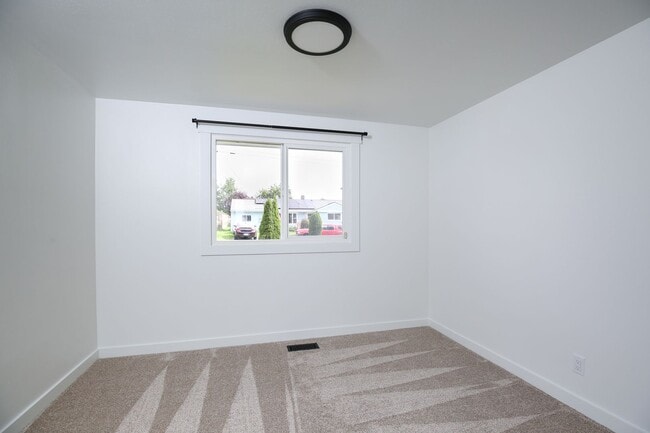 Building Photo - **Comfortable Oak Harbor Rambler Available...