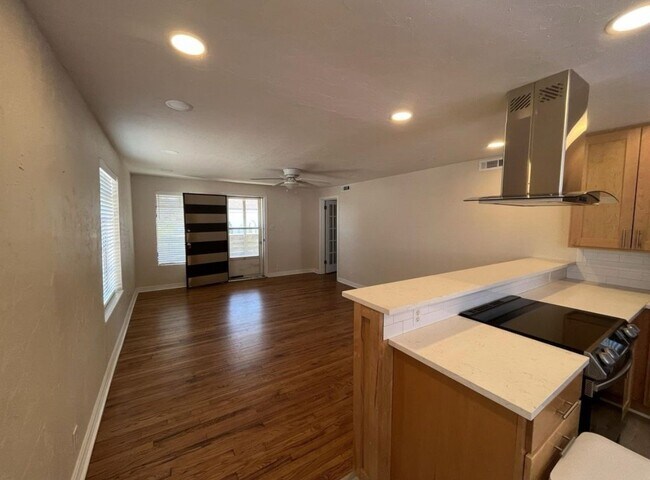 Building Photo - 3012 N Lee Ave
