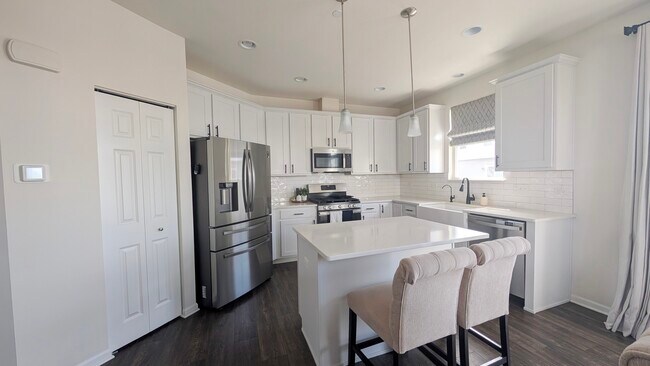 Building Photo - 29W730 Cambridge Ct