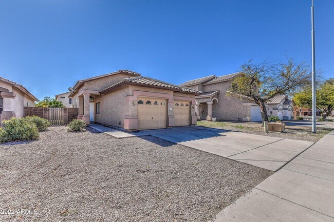 Primary Photo - 753 E Saddle Dr