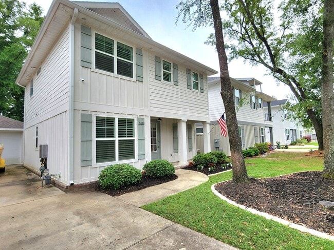 Building Photo - Stunning 2-story Home in the Coveted East ...