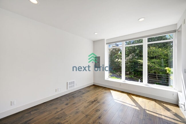 Building Photo - 3 BED & 2 BATH TOWNHOUSE FOR RENT