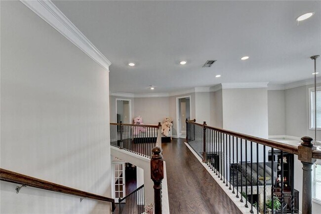 Building Photo - 6035 Ashborough Park