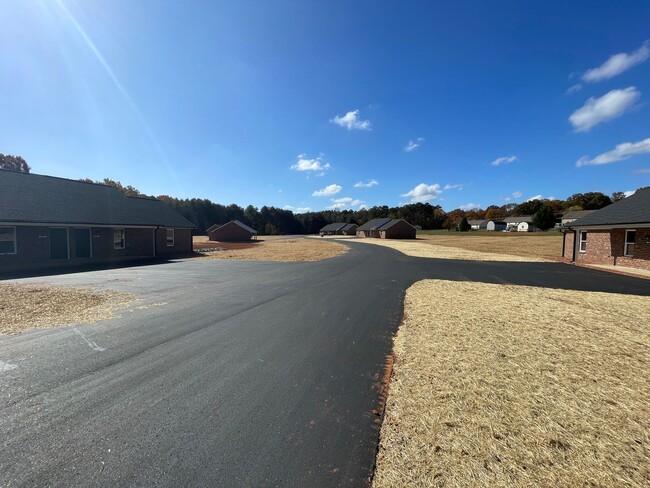 Building Photo - Available NOW! 2BR, 1BA Duplex in Super Co...