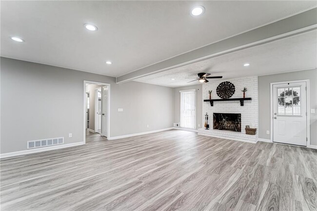 Building Photo - 770 Pine Lake Dr NW
