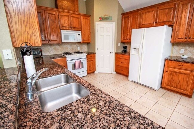 Building Photo - College Station - 3 Bedroom - 2 Bath - 2 car garage- fenced in back yard,