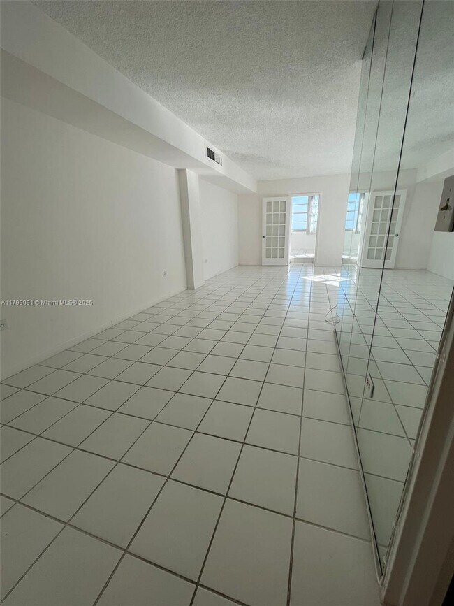 Building Photo - 801 Brickell Bay Dr