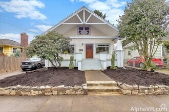 Building Photo - Stunning Main Floor Duplex in the Heart of...