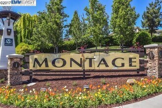 Building Photo - Luxury 3 bedroom 3 bath located in great a...