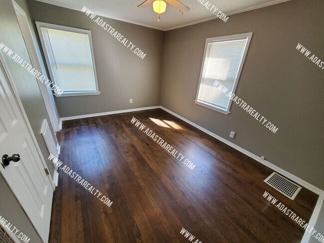Building Photo - Remodeled 2 Bedroom Raytown Home w/Potential 3rd Bedroom-Available NOW!!